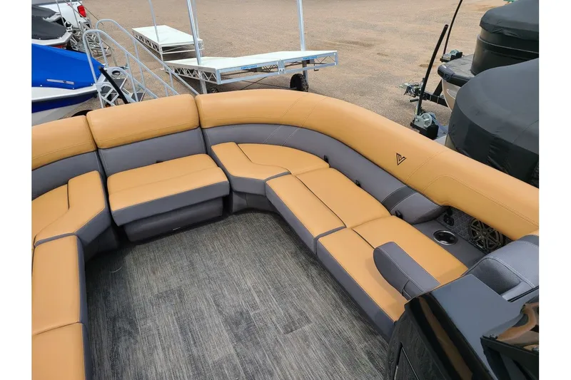 Slide: The Image of Viaggio Lago Z24U Tritoon W/ 250HP Suzuki Motor 2025 - 16