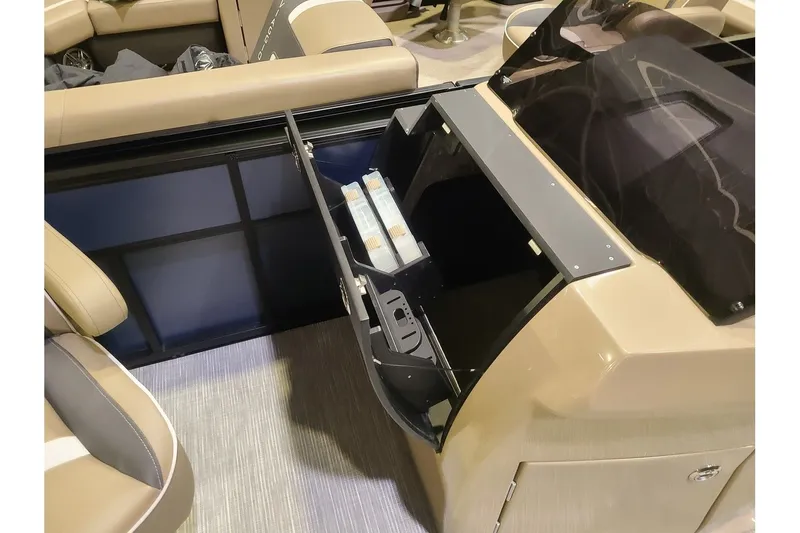 Slide: The Image of Viaggio Lago X20F W/ 115HP Suzuki Motor 2025 - 6