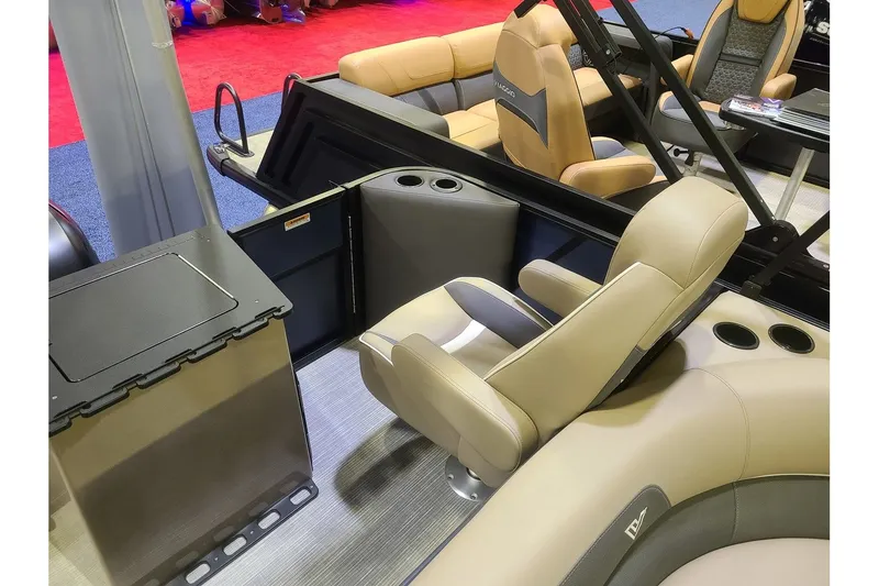 Slide: The Image of Viaggio Lago X20F W/ 115HP Suzuki Motor 2025 - 9