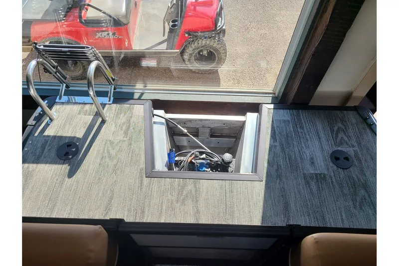 Slide: The Image of Viaggio Lago X22Q W/ Suzuki 115HP Stealth Motor 2025 - 8