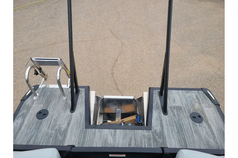 Slide: The Image of Viaggio Lago X22U Tritoon 2025 - 14