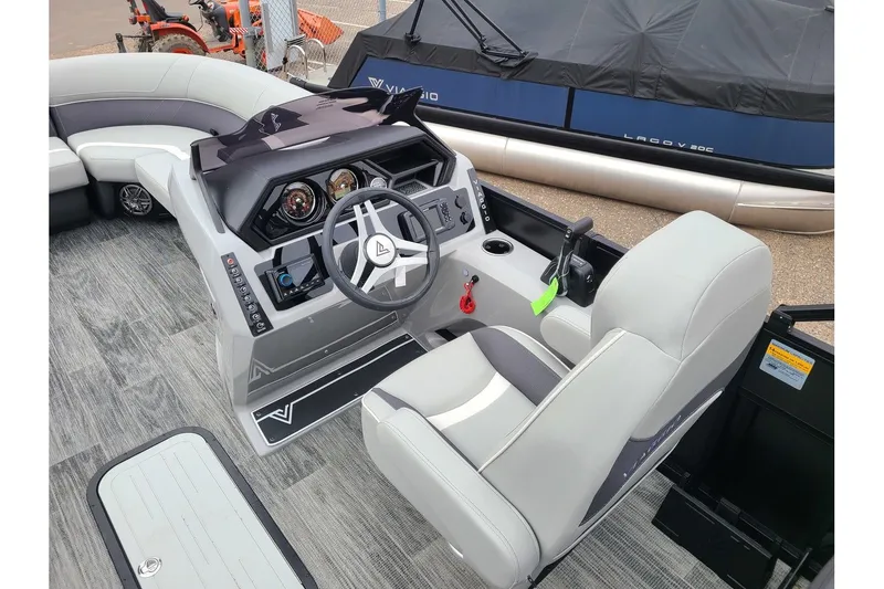Slide: The Image of Viaggio Lago X22U Tritoon 2025 - 16