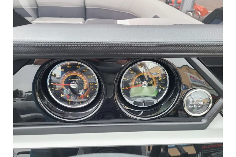 Slide: The Image of Viaggio Lago X22U Tritoon 2025 - 18