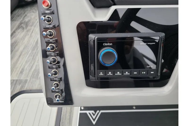 Slide: The Image of Viaggio Lago X22U Tritoon 2025 - 19