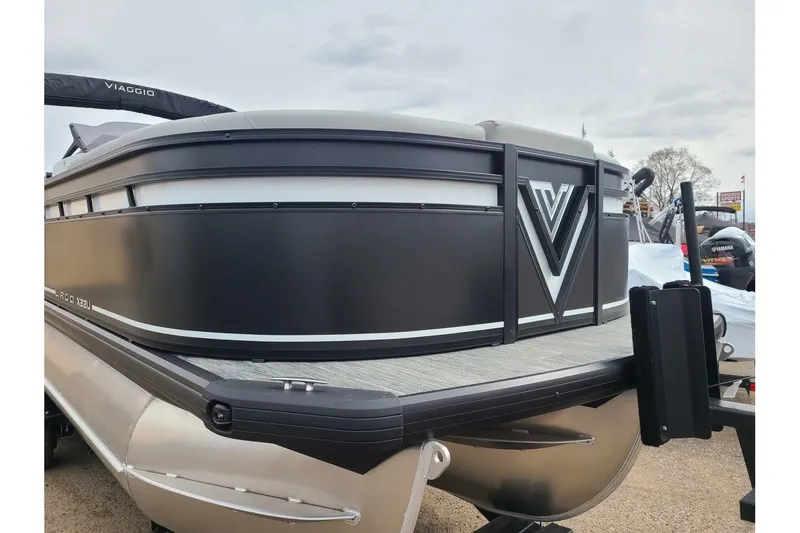 Slide: The Image of Viaggio Lago X22U Tritoon 2025 - 6