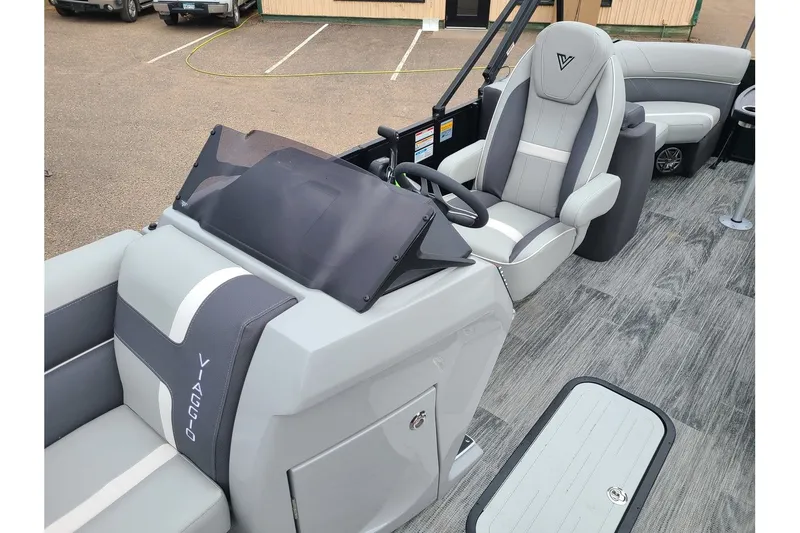 Slide: The Image of Viaggio Lago X22U Tritoon 2025 - 9