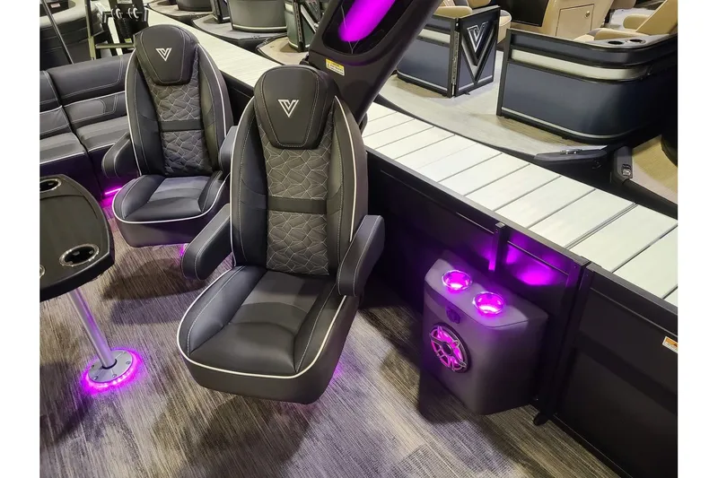 Slide: The Image of Viaggio Diamante 26Q W/ A Dual Prop 350HP Suzuki Motor 2025 - 10