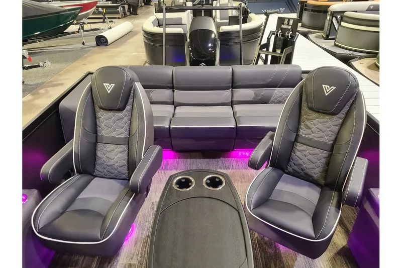 Slide: The Image of Viaggio Diamante 26Q W/ A Dual Prop 350HP Suzuki Motor 2025 - 12