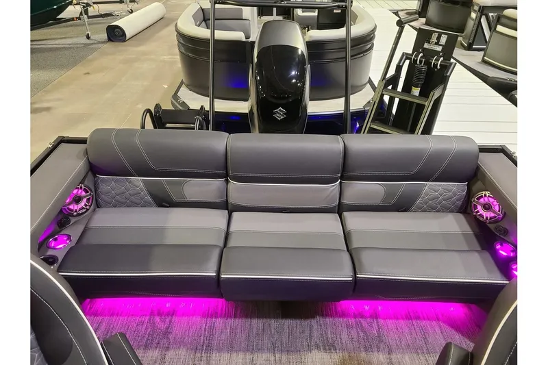 Slide: The Image of Viaggio Diamante 26Q W/ A Dual Prop 350HP Suzuki Motor 2025 - 13