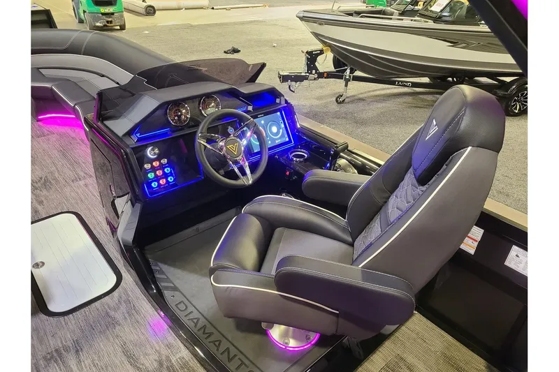 Slide: The Image of Viaggio Diamante 26Q W/ A Dual Prop 350HP Suzuki Motor 2025 - 17