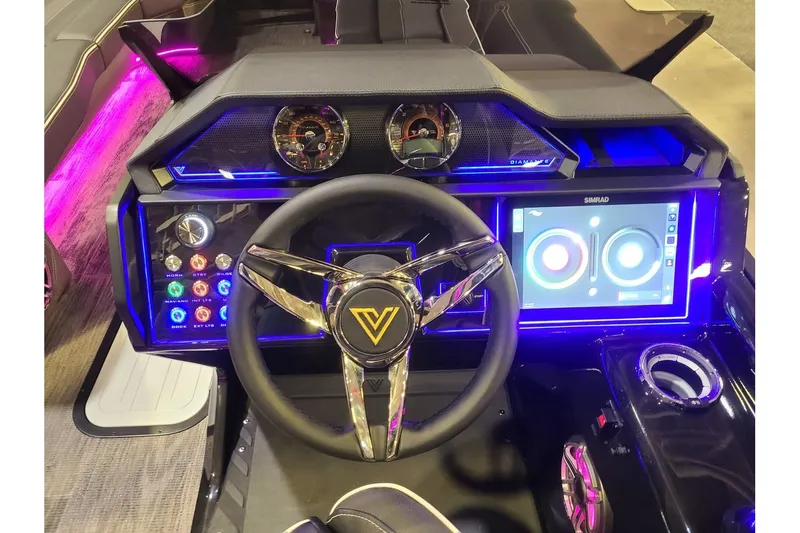 Slide: The Image of Viaggio Diamante 26Q W/ A Dual Prop 350HP Suzuki Motor 2025 - 18