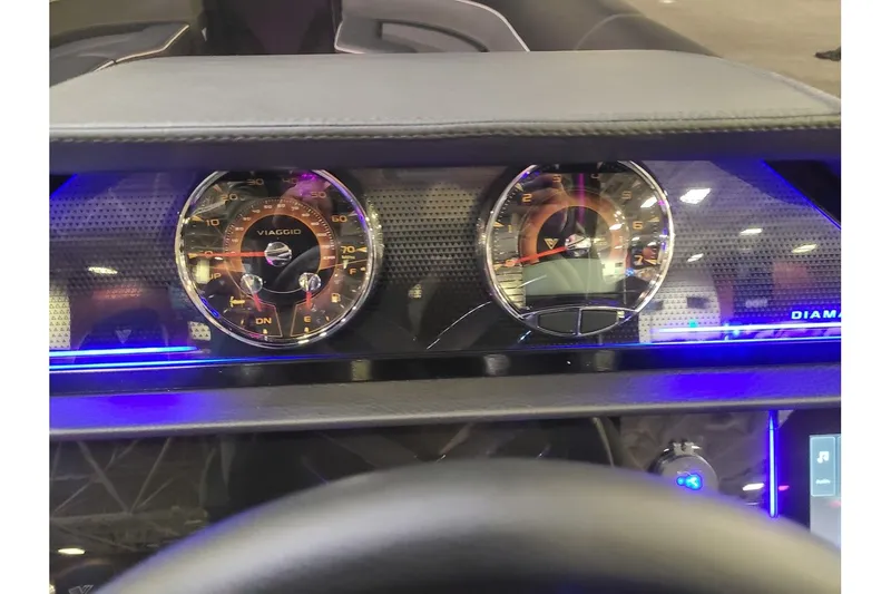 Slide: The Image of Viaggio Diamante 26Q W/ A Dual Prop 350HP Suzuki Motor 2025 - 19