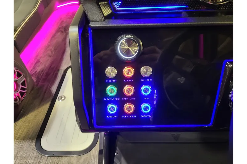 Slide: The Image of Viaggio Diamante 26Q W/ A Dual Prop 350HP Suzuki Motor 2025 - 20