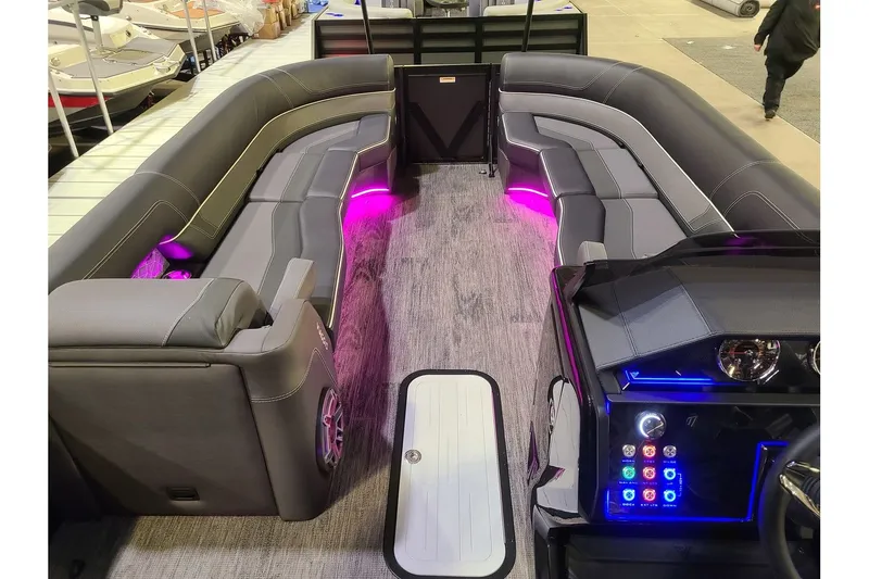 Slide: The Image of Viaggio Diamante 26Q W/ A Dual Prop 350HP Suzuki Motor 2025 - 22