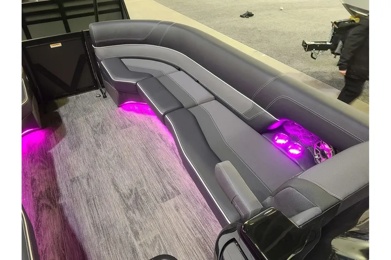 Slide: The Image of Viaggio Diamante 26Q W/ A Dual Prop 350HP Suzuki Motor 2025 - 23