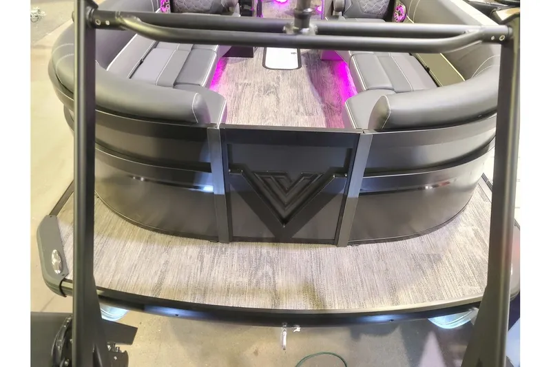 Slide: The Image of Viaggio Diamante 26Q W/ A Dual Prop 350HP Suzuki Motor 2025 - 4