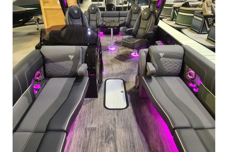 Slide: The Image of Viaggio Diamante 26Q W/ A Dual Prop 350HP Suzuki Motor 2025 - 6