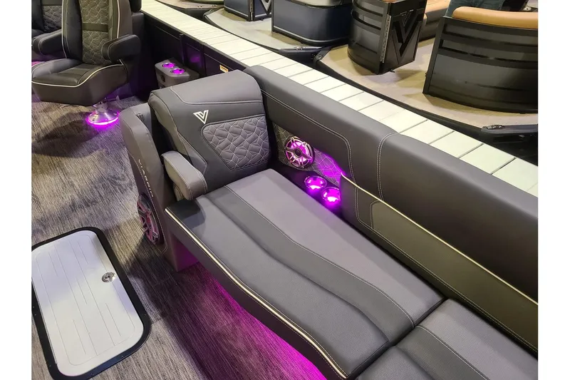 Slide: The Image of Viaggio Diamante 26Q W/ A Dual Prop 350HP Suzuki Motor 2025 - 7