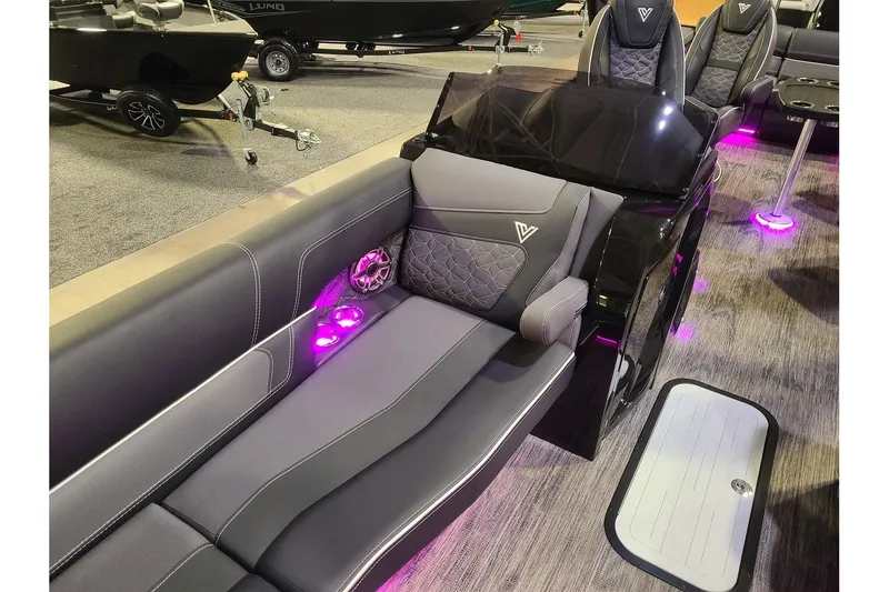 Slide: The Image of Viaggio Diamante 26Q W/ A Dual Prop 350HP Suzuki Motor 2025 - 8