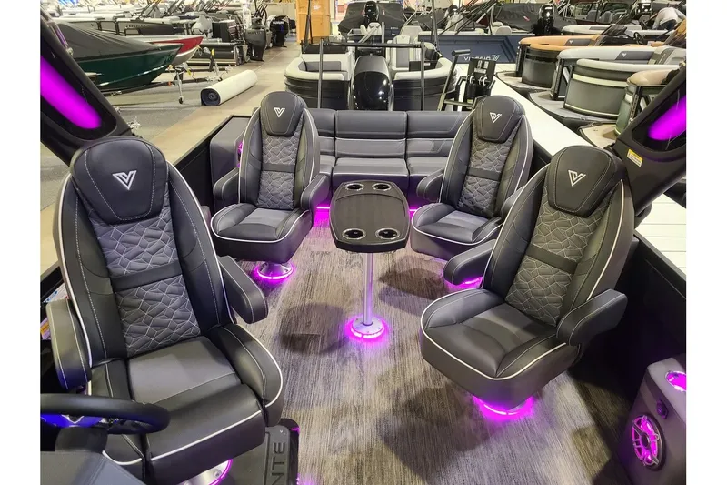 Slide: The Image of Viaggio Diamante 26Q W/ A Dual Prop 350HP Suzuki Motor 2025 - 9