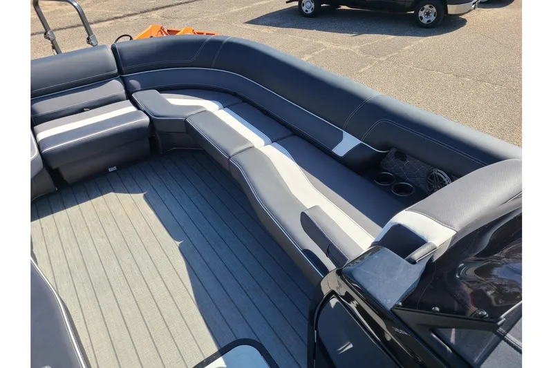 Slide: The Image of Viaggio Diamante 26U W/ Suzuki 350HP Stealth Motor & Trailer 2025 - 25