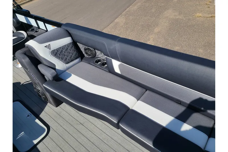 Slide: The Image of Viaggio Diamante 26U W/ Suzuki 350HP Stealth Motor & Trailer 2025 - 8