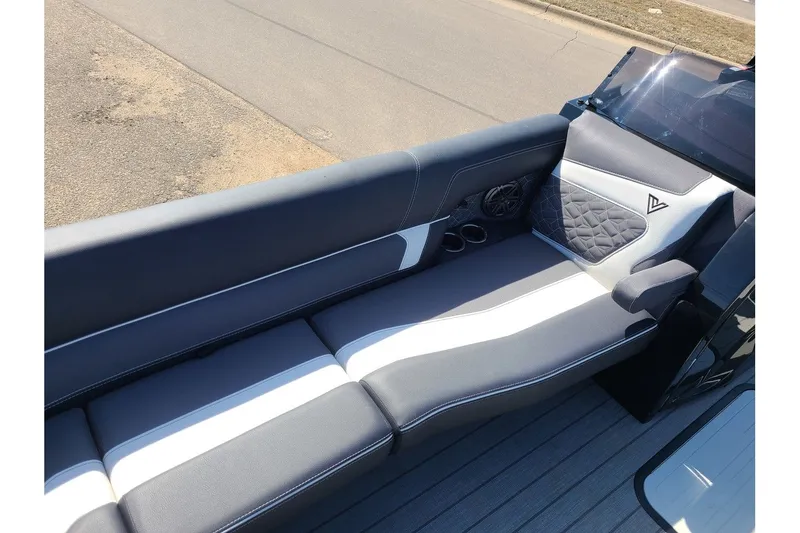 Slide: The Image of Viaggio Diamante 26U W/ Suzuki 350HP Stealth Motor & Trailer 2025 - 9