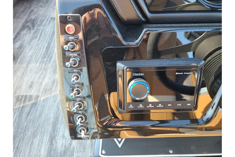 Slide: The Image of Viaggio Lago X18U W/ 60HP Suzuki Motor 2025 - 16