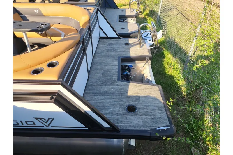 Slide: The Image of Viaggio Lago X18U W/ 60HP Suzuki Motor 2025 - 3