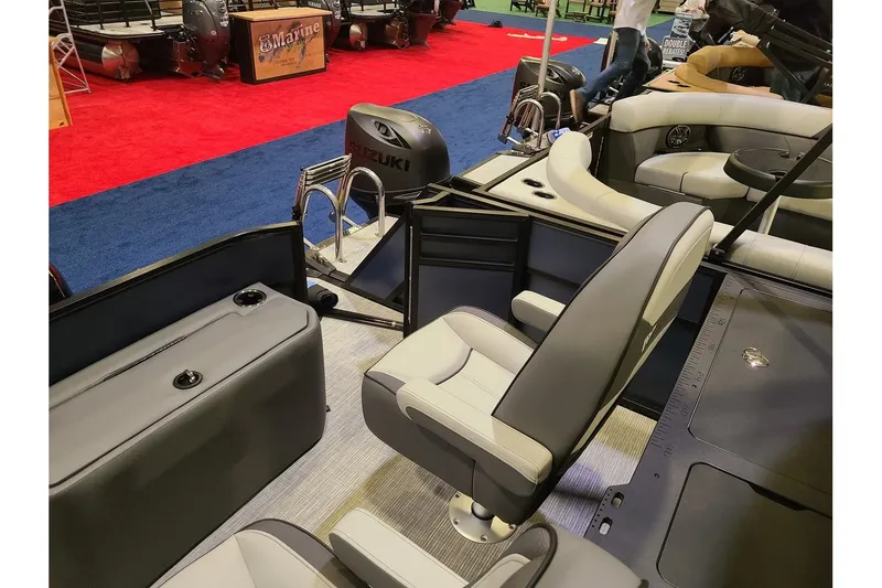 Slide: The Image of Viaggio Lago V22F With A 115HP Suzuki Motor 2026 - 12