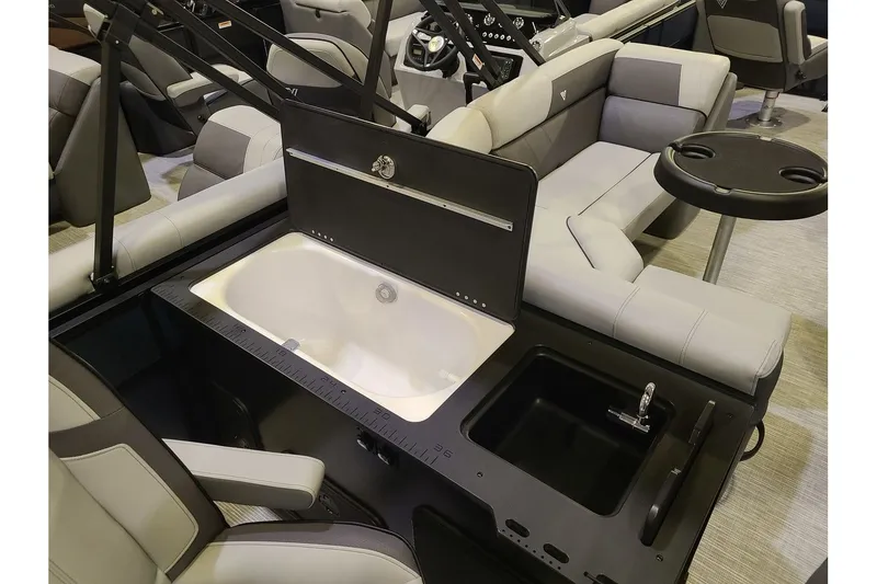Slide: The Image of Viaggio Lago V22F With A 115HP Suzuki Motor 2026 - 15
