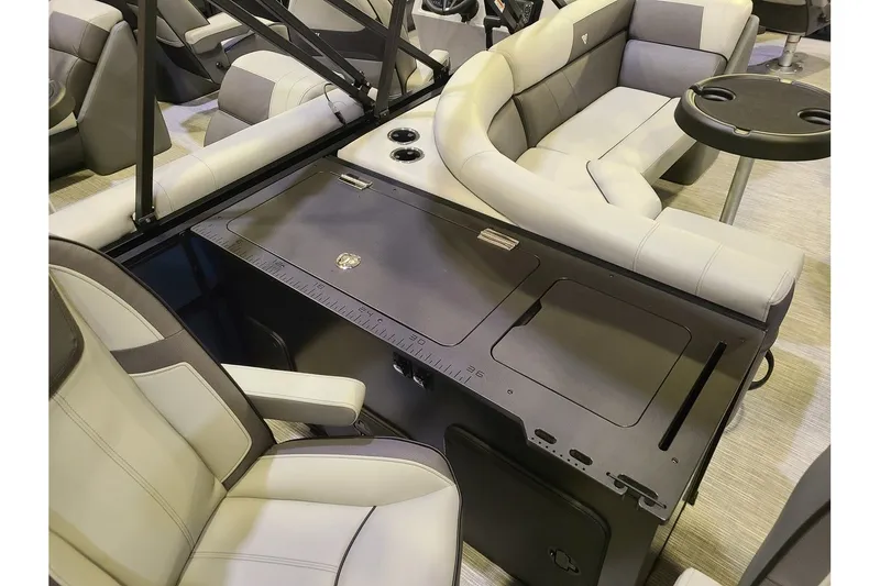 Slide: The Image of Viaggio Lago V22F With A 115HP Suzuki Motor 2026 - 16