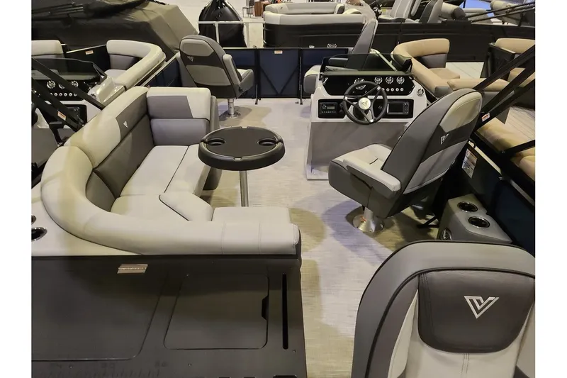 Slide: The Image of Viaggio Lago V22F With A 115HP Suzuki Motor 2026 - 17