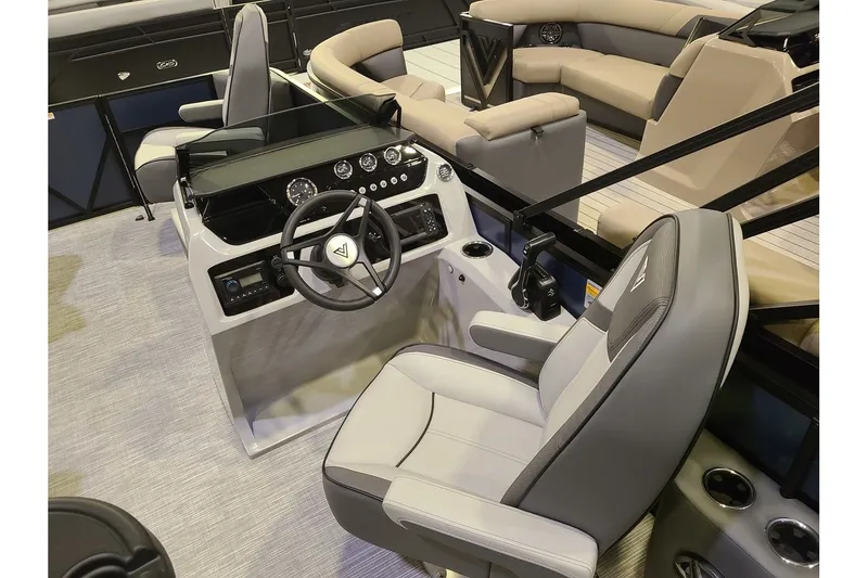 Slide: The Image of Viaggio Lago V22F With A 115HP Suzuki Motor 2026 - 18