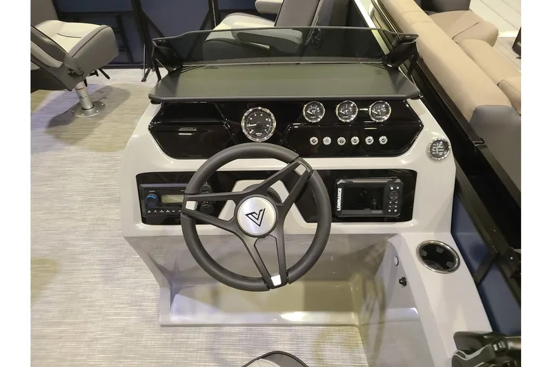 Slide: The Image of Viaggio Lago V22F With A 115HP Suzuki Motor 2026 - 19