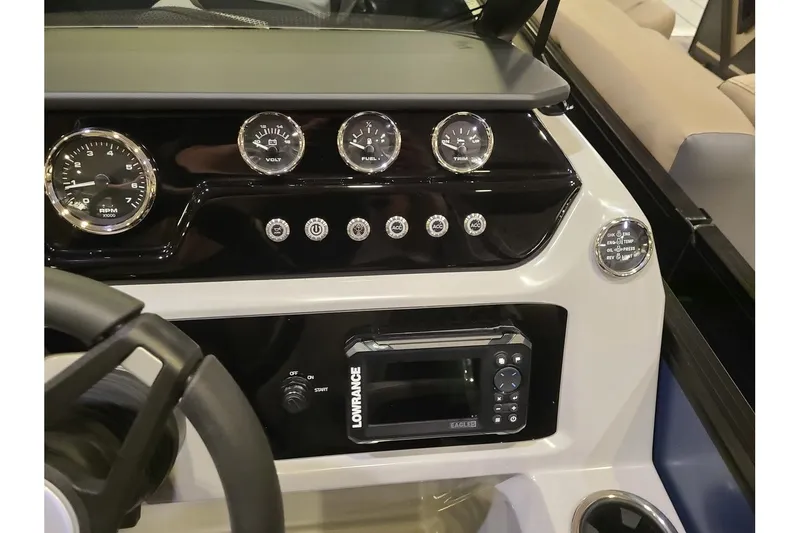 Slide: The Image of Viaggio Lago V22F With A 115HP Suzuki Motor 2026 - 20
