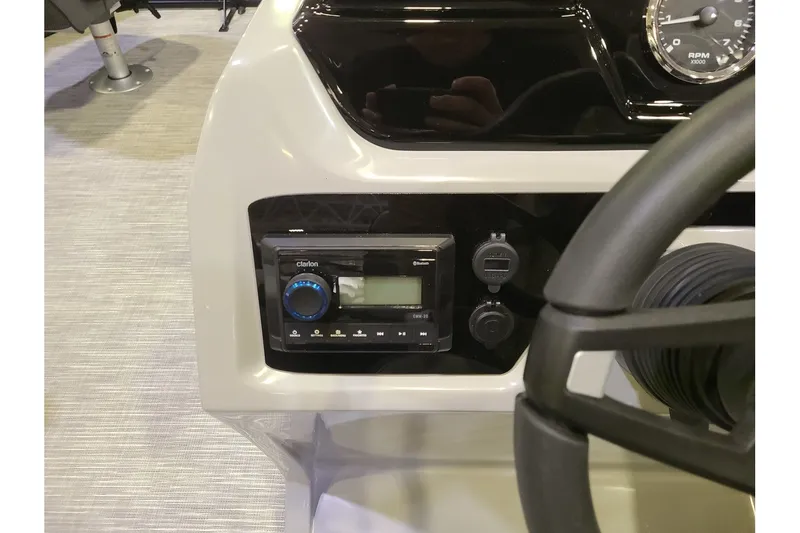 Slide: The Image of Viaggio Lago V22F With A 115HP Suzuki Motor 2026 - 21