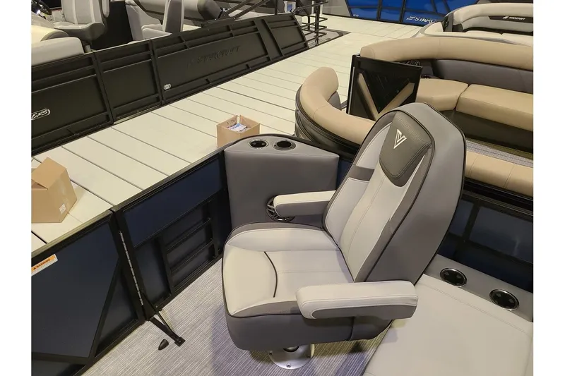 Slide: The Image of Viaggio Lago V22F With A 115HP Suzuki Motor 2026 - 22