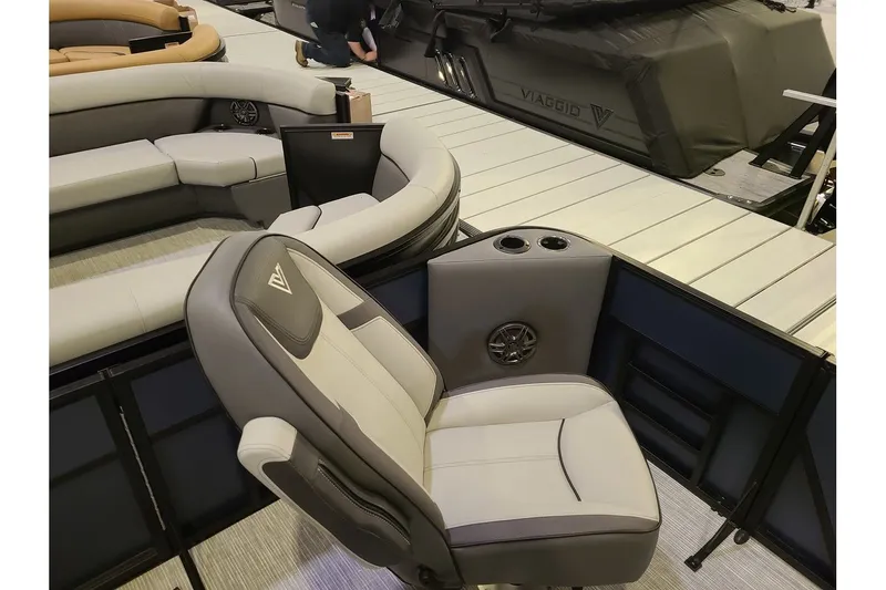 Slide: The Image of Viaggio Lago V22F With A 115HP Suzuki Motor 2026 - 23