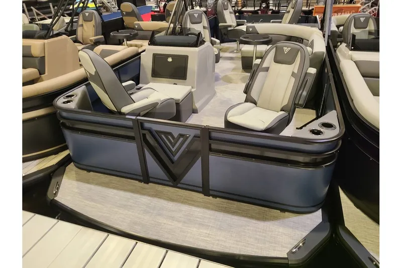 Slide: The Image of Viaggio Lago V22F With A 115HP Suzuki Motor 2026 - 3