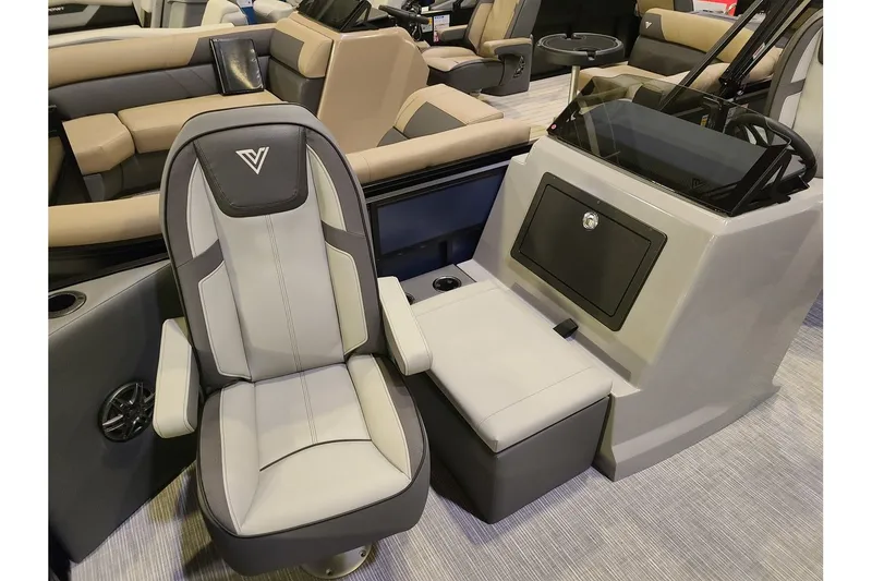 Slide: The Image of Viaggio Lago V22F With A 115HP Suzuki Motor 2026 - 4