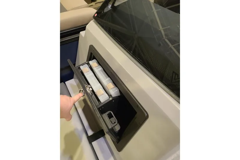 Slide: The Image of Viaggio Lago V22F With A 115HP Suzuki Motor 2026 - 6