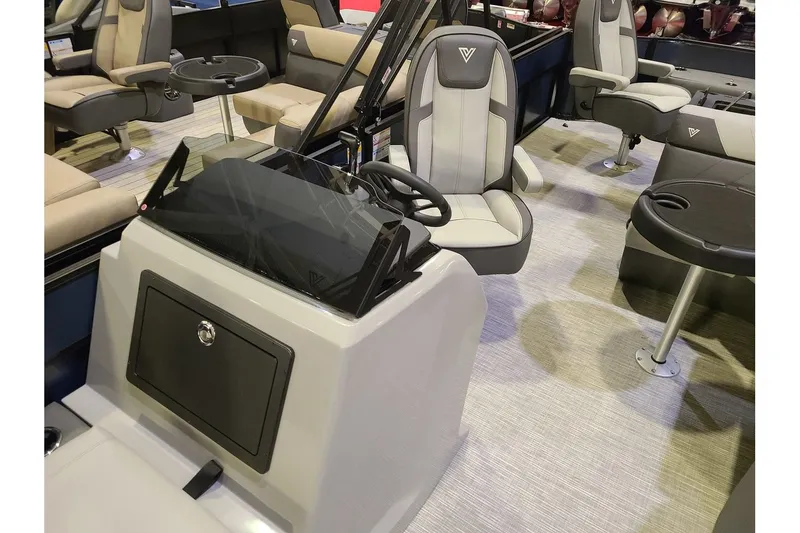 Slide: The Image of Viaggio Lago V22F With A 115HP Suzuki Motor 2026 - 7