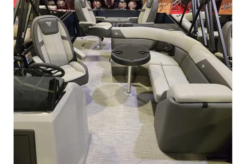 Slide: The Image of Viaggio Lago V22F With A 115HP Suzuki Motor 2026 - 8