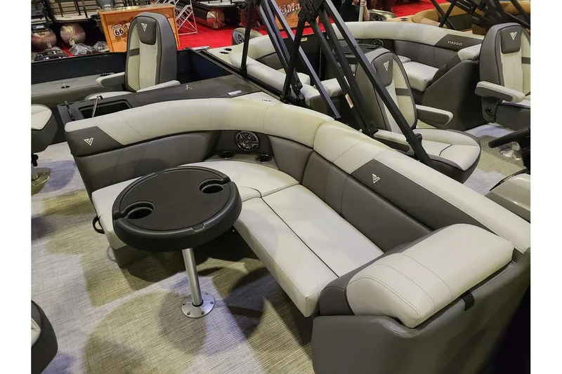 Slide: The Image of Viaggio Lago V22F With A 115HP Suzuki Motor 2026 - 9