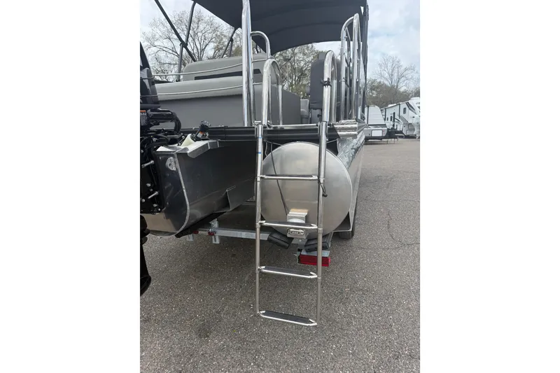 Slide: The Image of 2026 Qwest L-Class Splash Pad 24 pontoon boat rear view with ladder. - 18