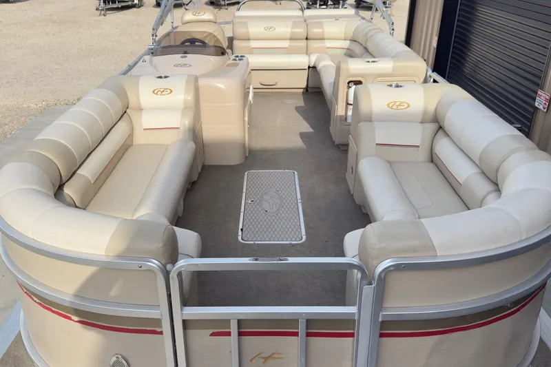 Slide: The Image of 2008 Harris Super Sunliner 220 pontoon boat with spacious seating and elegant design. - 8