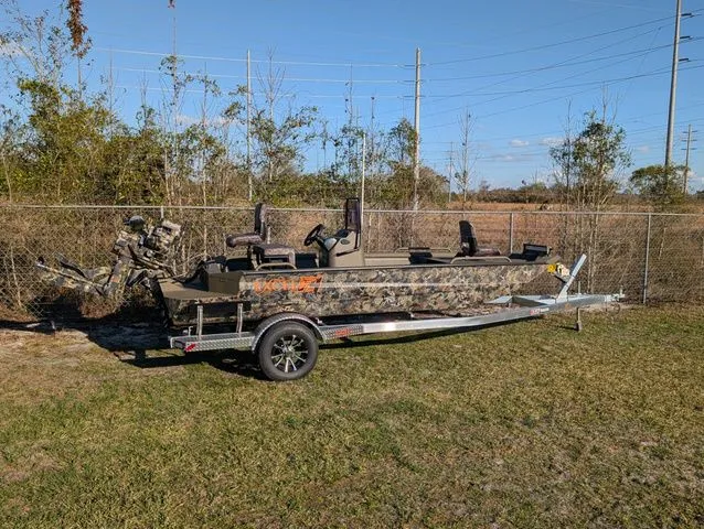 The Image of Excel 1860 Shallow Water F4 CC Deluxe 2026 - 1