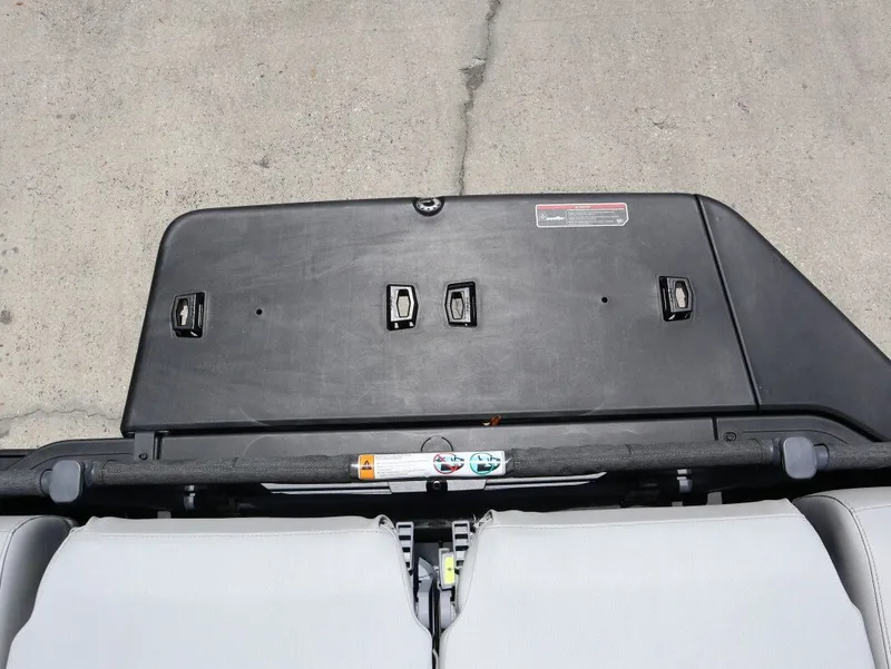 Slide: The Image of Sea-Doo Switch Cruise 18 - 170 HP 2023 - 17