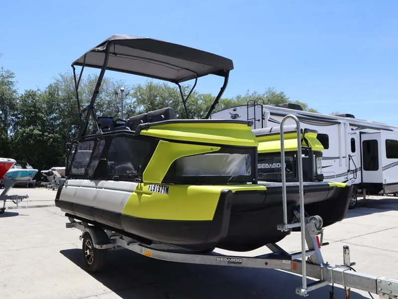 Slide: The Image of Sea-Doo Switch Cruise 18 - 170 HP 2023 - 4